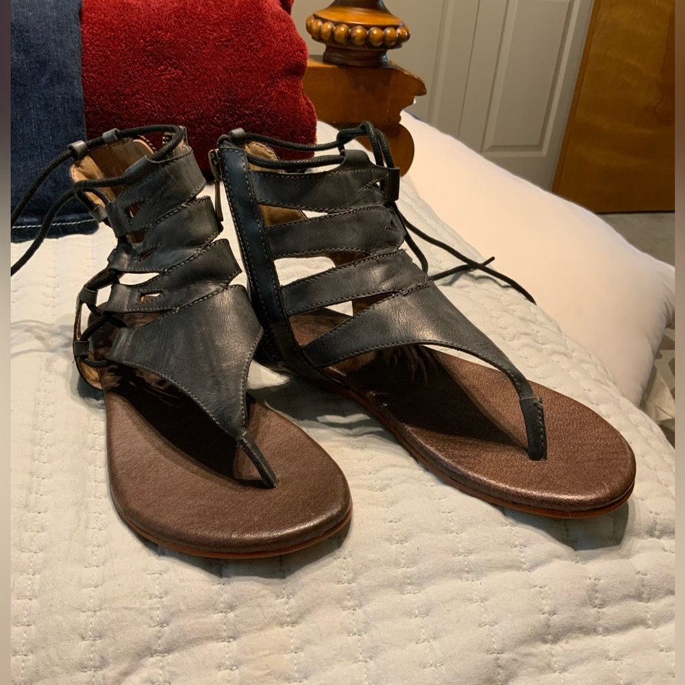 Dark grey laced sandals.